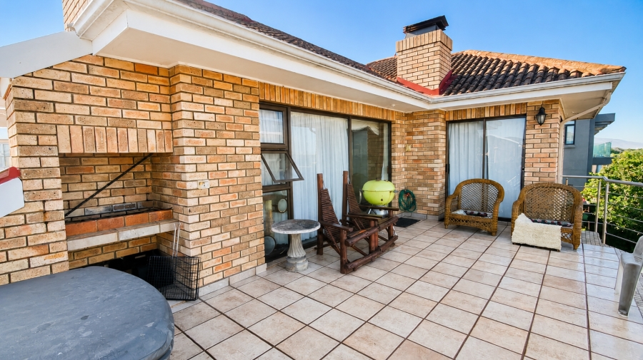 5 Bedroom Property for Sale in Outeniqua Strand Western Cape